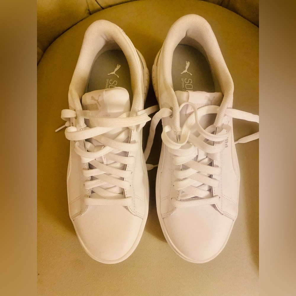 NWOT white women Puma sneakers. Size 8. Soft Foam soles so very comfortable.